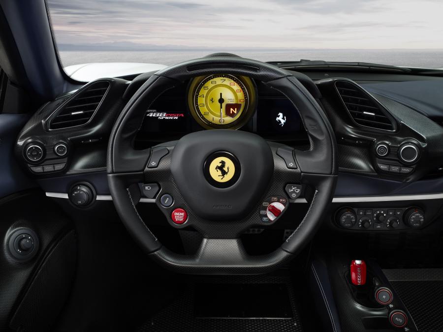 Панель приборов Ferrari 488 Pista Spider 2018 года  (фото 2 из 11)
